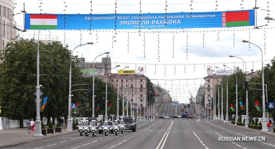 Президент Таджикистана Эмомали Рахмон возложил венок к монументу Победы в белорусской столице