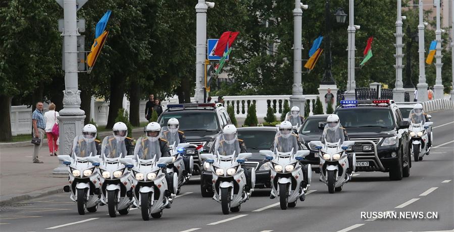 Президент Таджикистана Эмомали Рахмон возложил венок к монументу Победы в белорусской столице