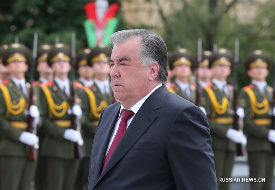 Президент Таджикистана Эмомали Рахмон возложил венок к монументу Победы в белорусской столице