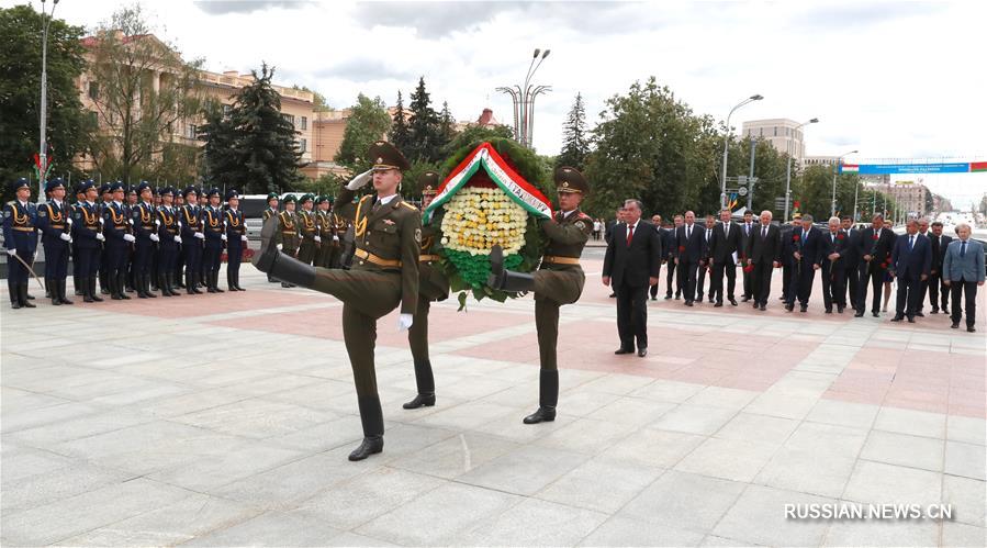 Президент Таджикистана Эмомали Рахмон возложил венок к монументу Победы в белорусской столице