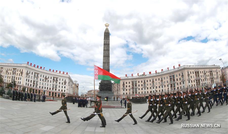 Президент Таджикистана Эмомали Рахмон возложил венок к монументу Победы в белорусской столице