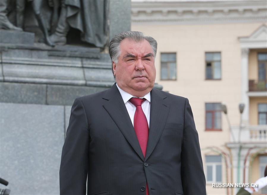 Президент Таджикистана Эмомали Рахмон возложил венок к монументу Победы в белорусской столице