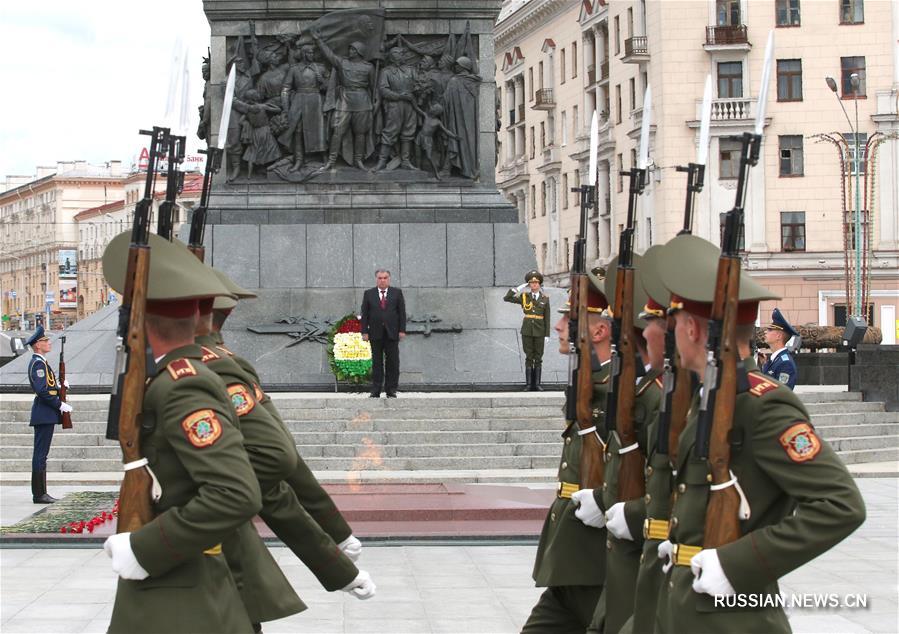 Президент Таджикистана Эмомали Рахмон возложил венок к монументу Победы в белорусской столице