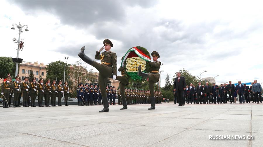 Президент Таджикистана Эмомали Рахмон возложил венок к монументу Победы в белорусской столице