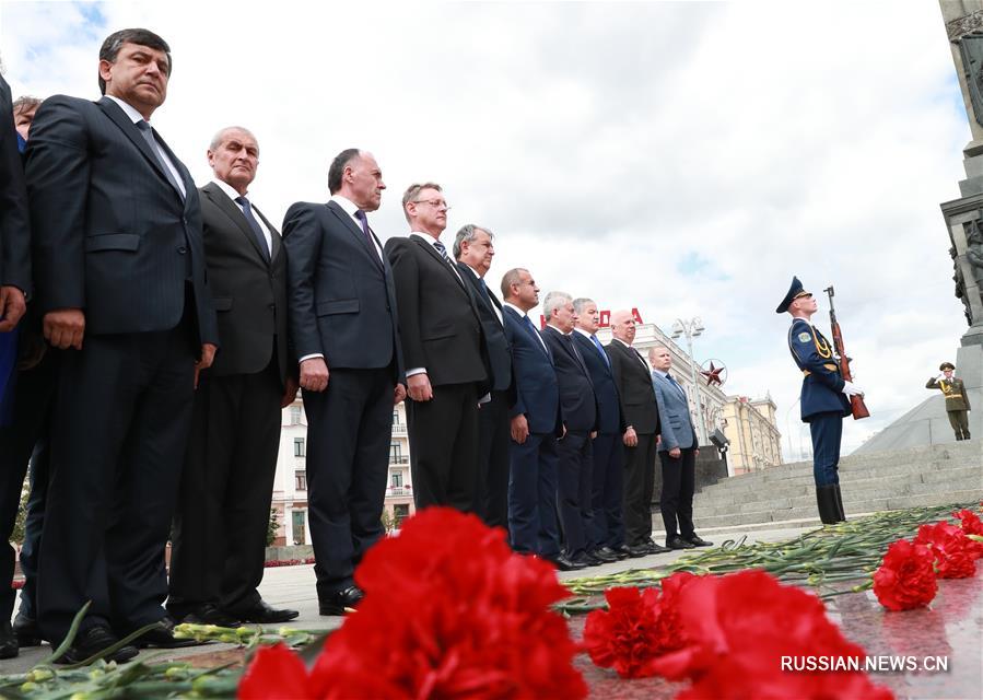 Президент Таджикистана Эмомали Рахмон возложил венок к монументу Победы в белорусской столице