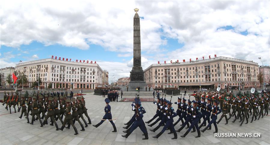 Президент Таджикистана Эмомали Рахмон возложил венок к монументу Победы в белорусской столице