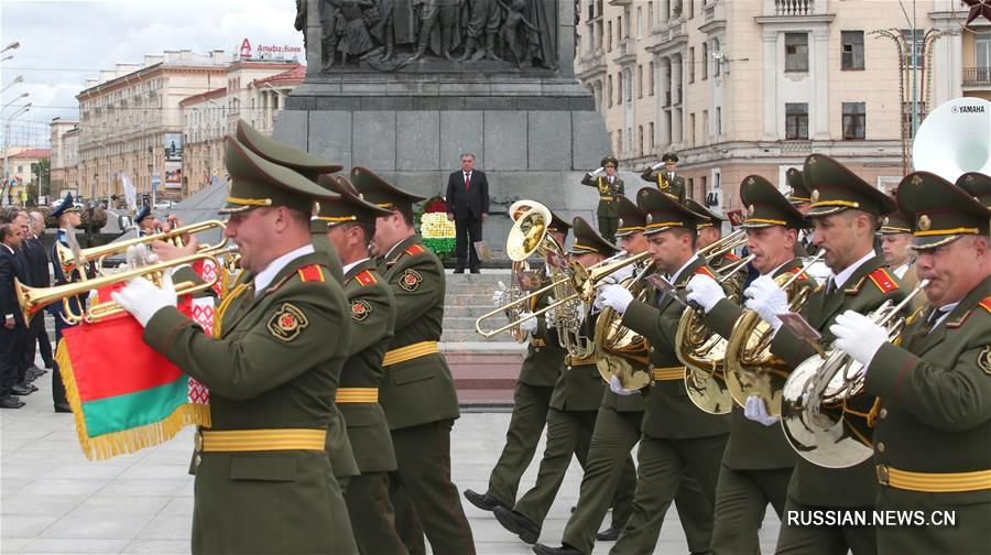 Президент Таджикистана Эмомали Рахмон возложил венок к монументу Победы в белорусской столице
