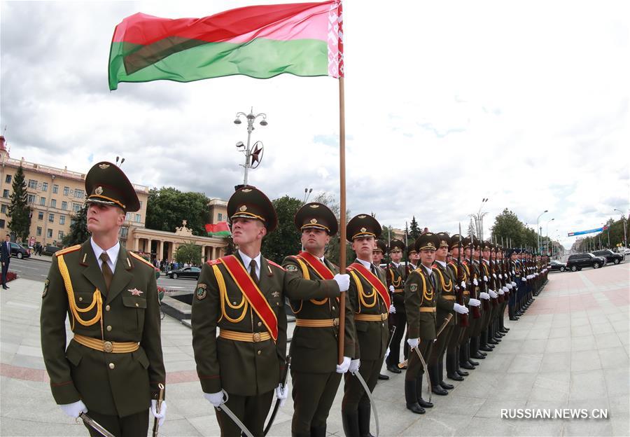 Президент Таджикистана Эмомали Рахмон возложил венок к монументу Победы в белорусской столице