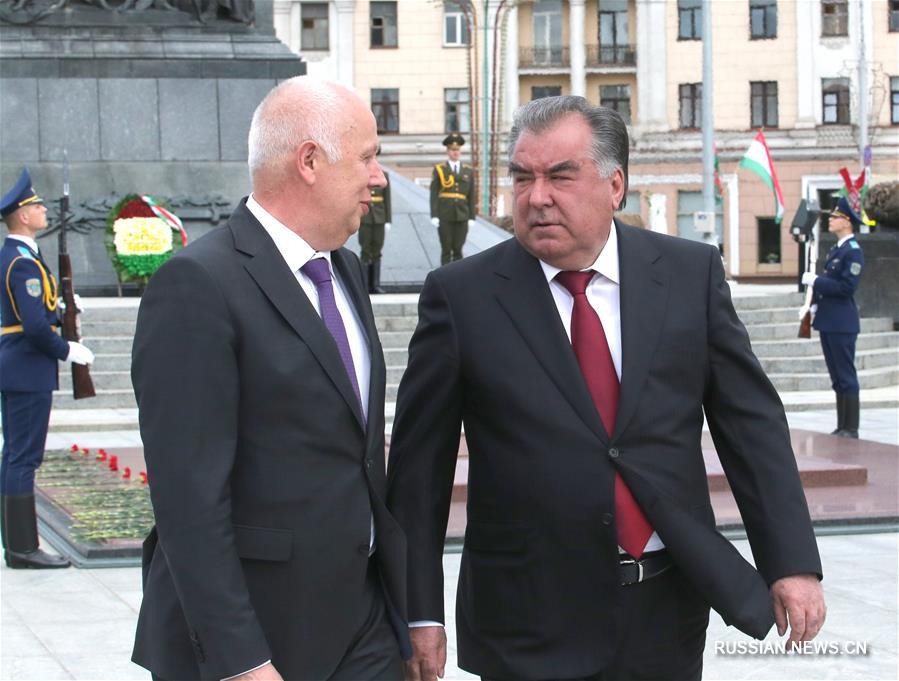 Президент Таджикистана Эмомали Рахмон возложил венок к монументу Победы в белорусской столице