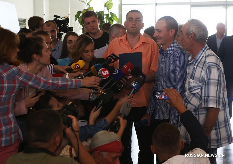 В Киев прибыл самолет с освобожденными гражданами Украины