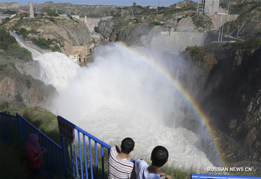 Сброс воды из водохранилища Люцзяся в Ганьсу