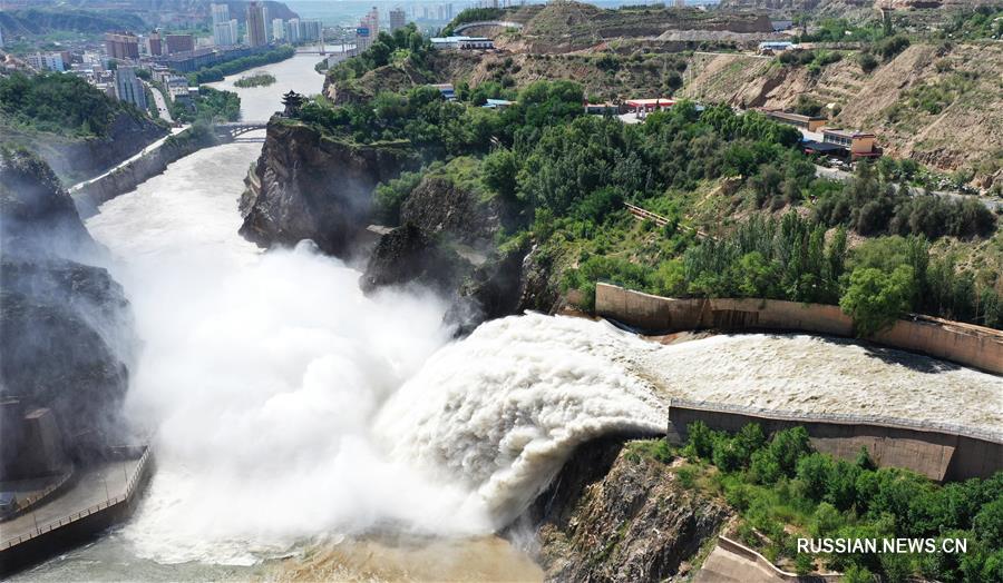 Сброс воды из водохранилища Люцзяся в Ганьсу