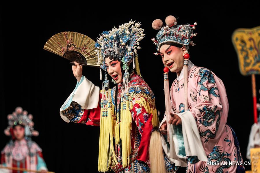 Гости "Летнего Давоса" познакомились с пекинской оперой