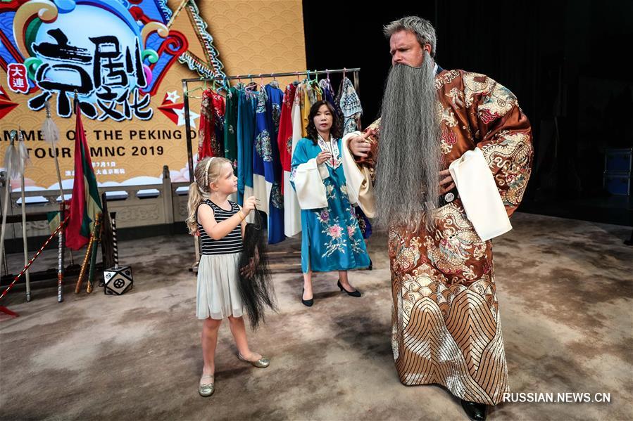 Гости "Летнего Давоса" познакомились с пекинской оперой