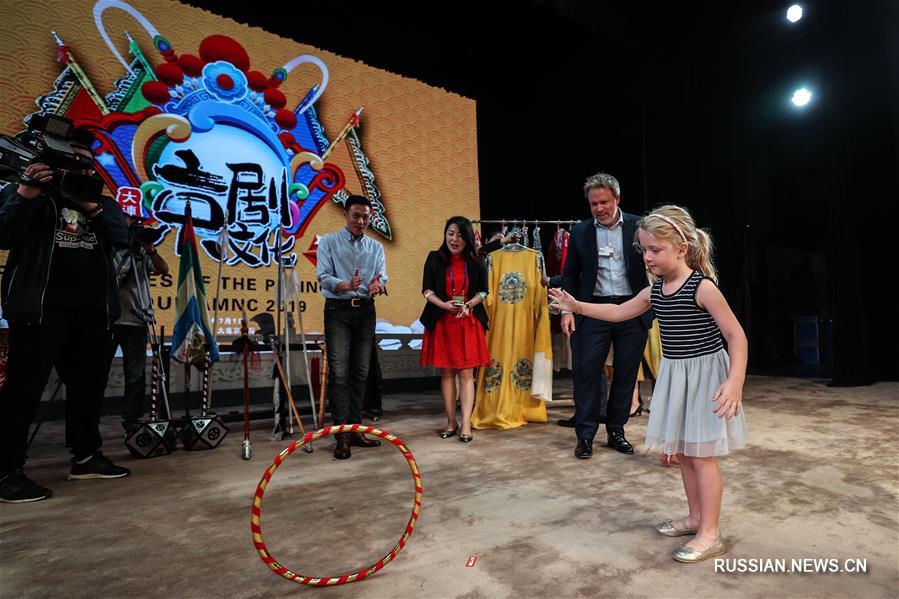 Гости "Летнего Давоса" познакомились с пекинской оперой