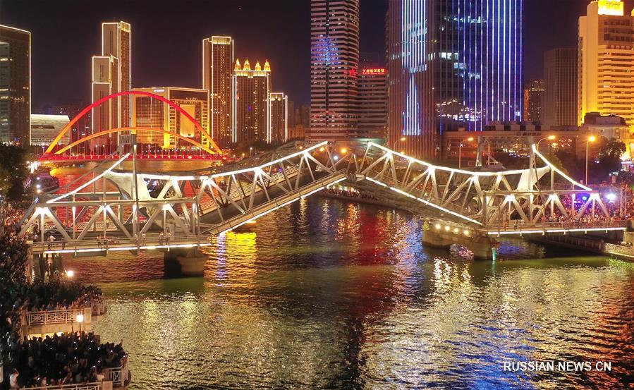 Чарующий вид на разводной мост "Цзефан" в Тяньцзине