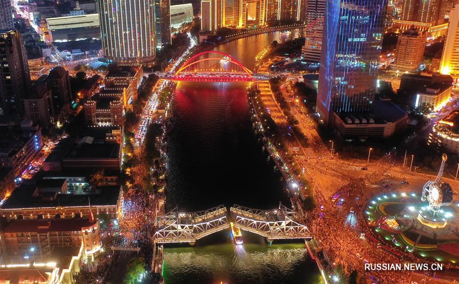 Чарующий вид на разводной мост "Цзефан" в Тяньцзине