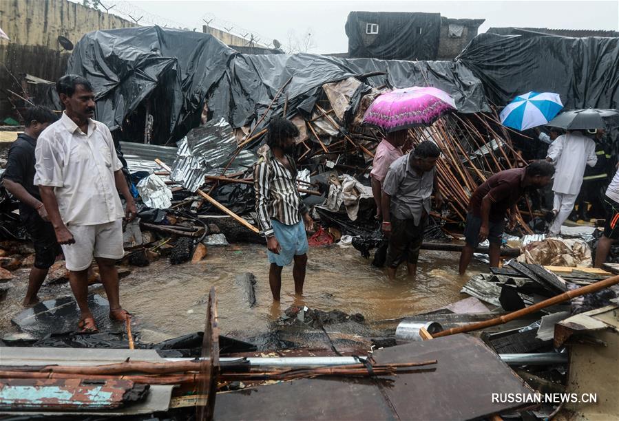 16 человек погибли при обрушении стен в Бомбее в результате сильных ливней
