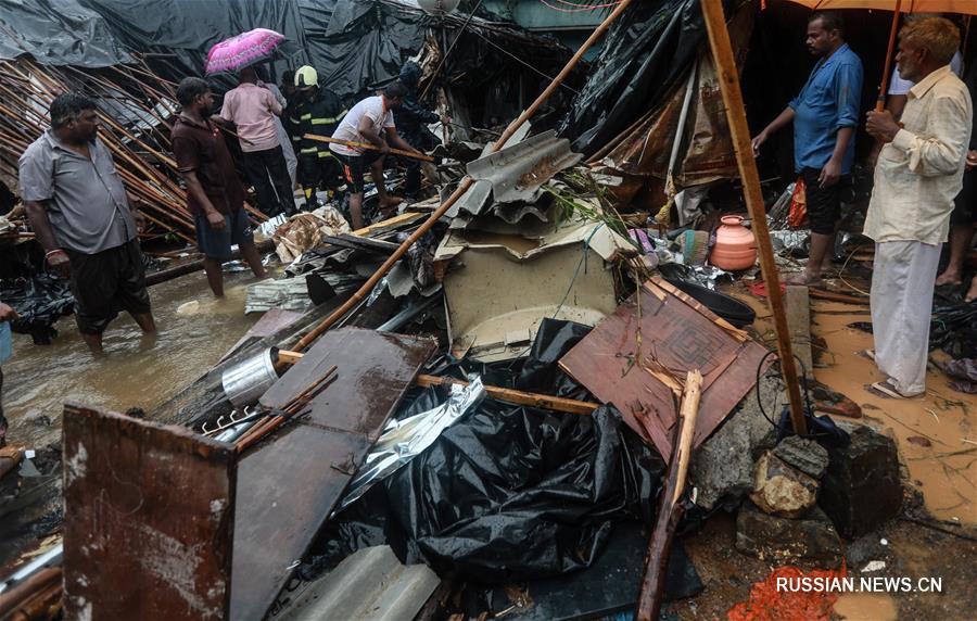 16 человек погибли при обрушении стен в Бомбее в результате сильных ливней