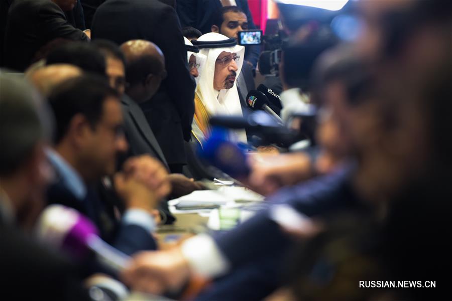 ОПЕК решила продлить соглашение по сокращению добычи нефти