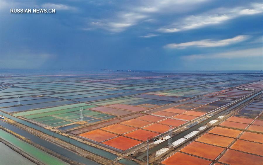 Разноцветная палитра соляных промыслов в Таншане