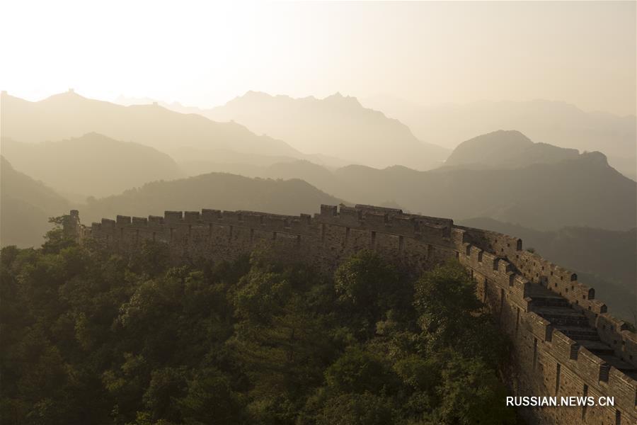 Утренние пейзажи на участке Великой китайской стены "Цзиньшаньлин"