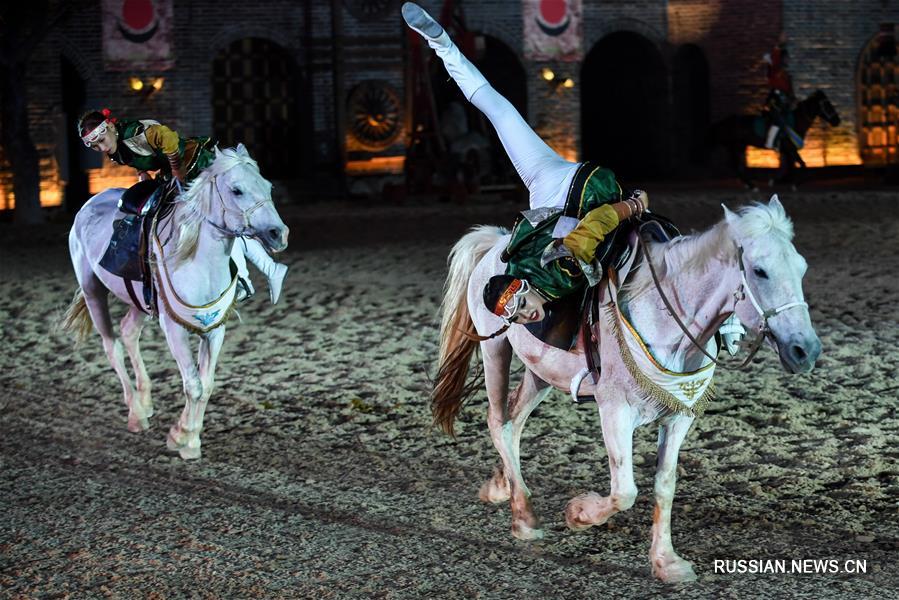 Артисты из Монголии представляют конное шоу китайской аудитории