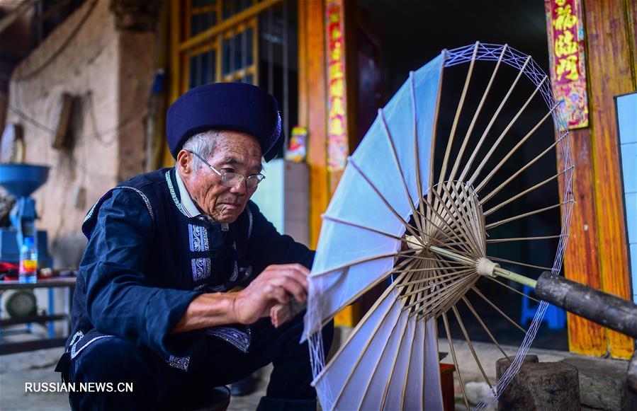 Изготовление узорных зонтов из водяного бамбука народности чжуан