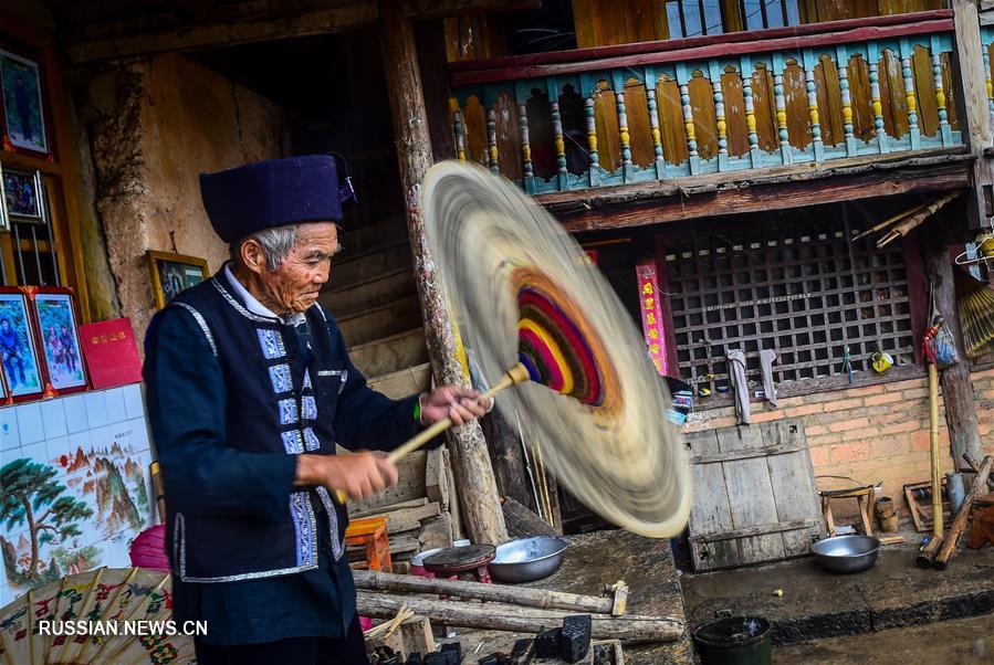 Изготовление узорных зонтов из водяного бамбука народности чжуан