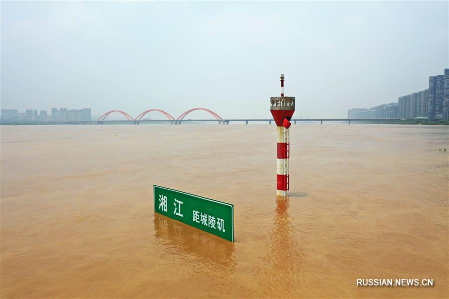 Резко повышается уровень воды в реке Сянцзян на участке в г. Чанша