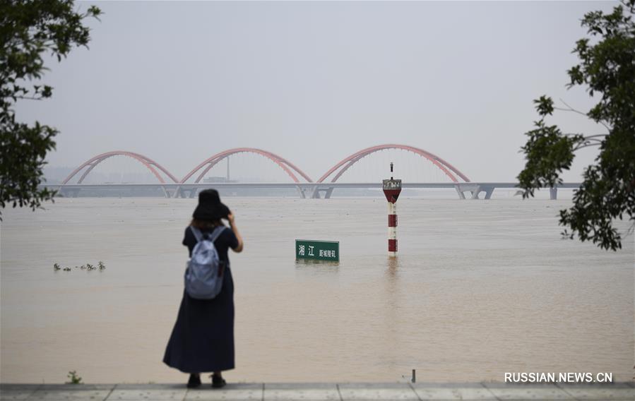 Резко повышается уровень воды в реке Сянцзян на участке в г. Чанша