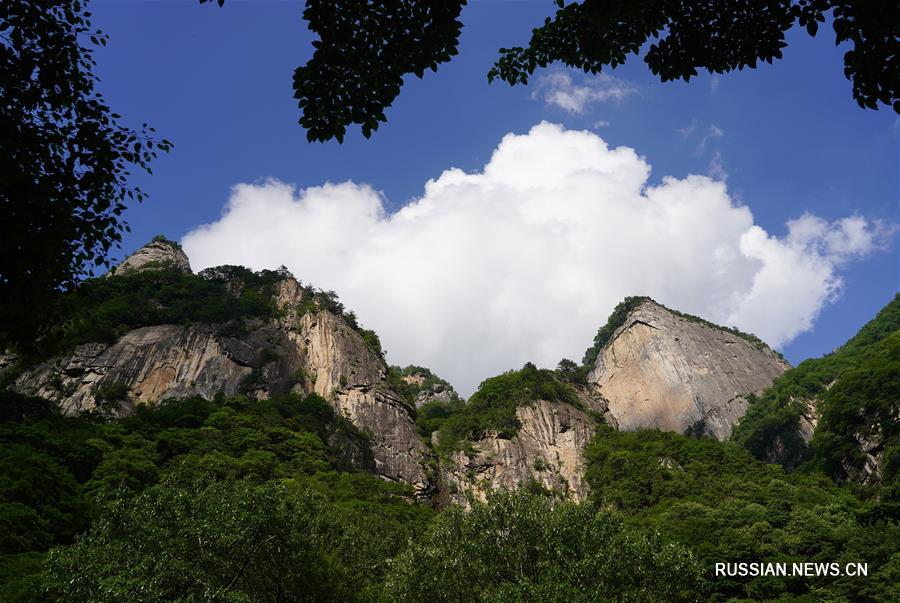 Живописный район Цинфэнся в горах Циньлин -- прекрасное место для спасения от жары