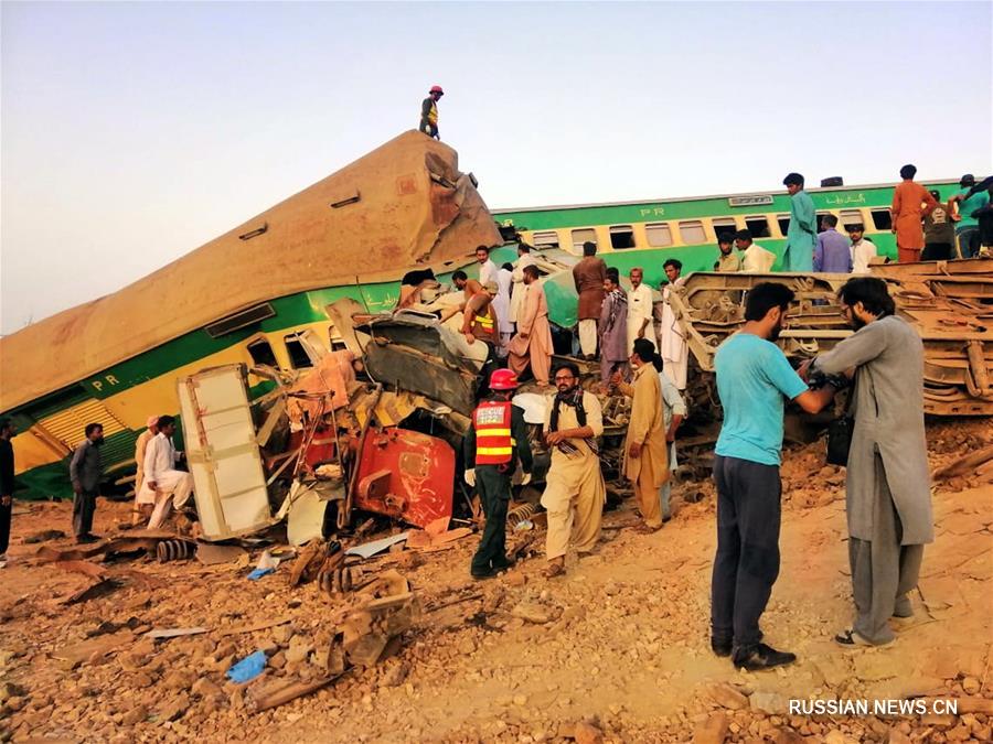 По меньшей мере 13 человек погибли в результате столкновения поездов в Пакистане