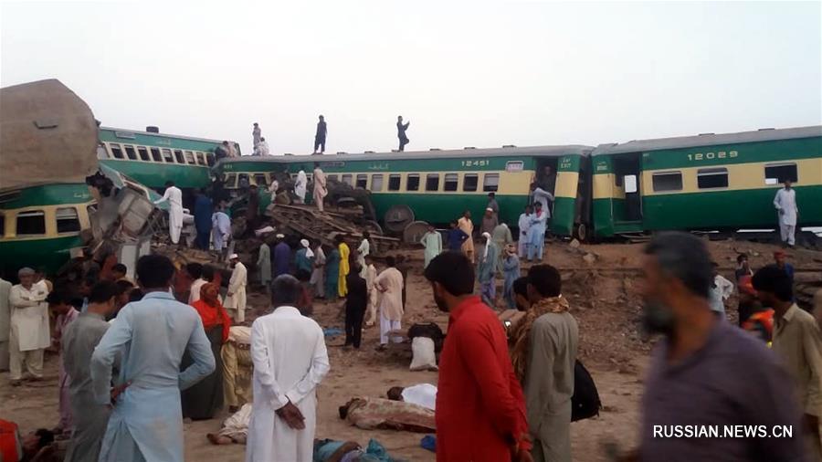 По меньшей мере 13 человек погибли в результате столкновения поездов в Пакистане