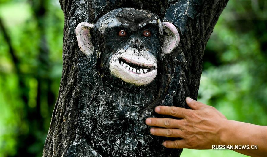 Необычный декор появился на деревьях в зоопарке Чанчуня