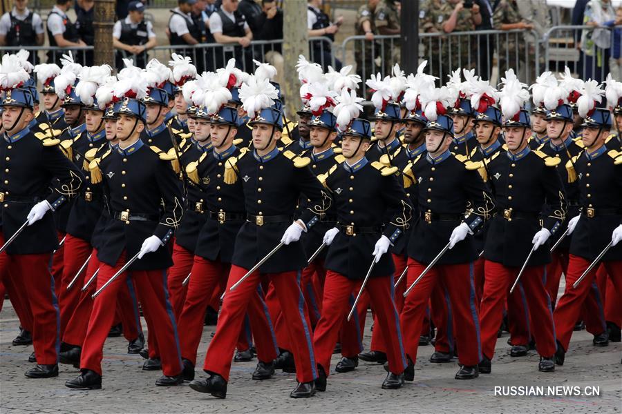 （国际）（11）法国举行国庆阅兵式