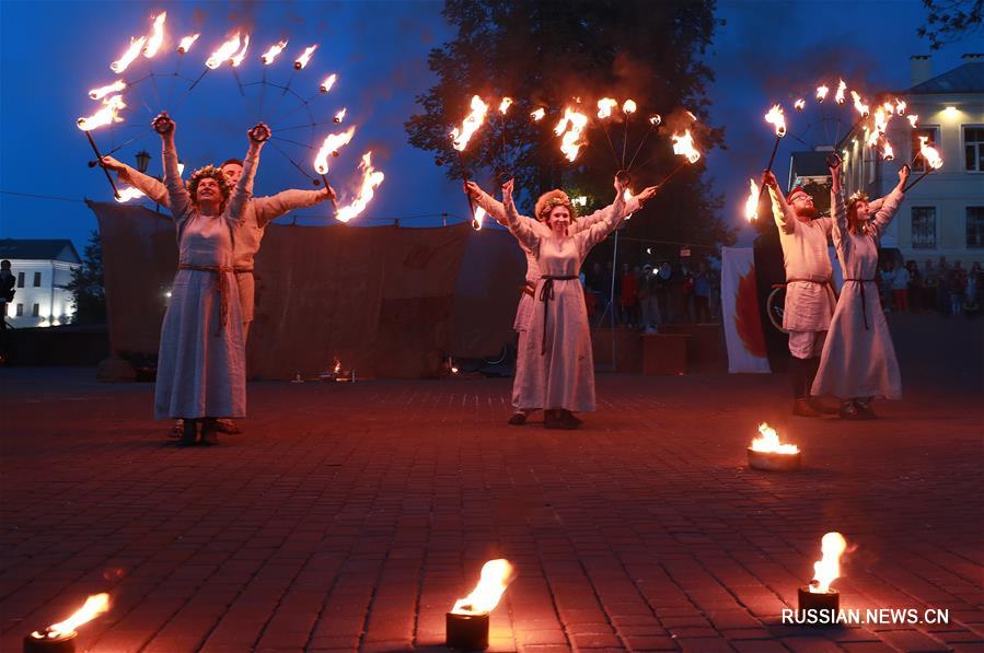В Витебске состоялось огненное представление на тему средневековой Легенды о Цмоке