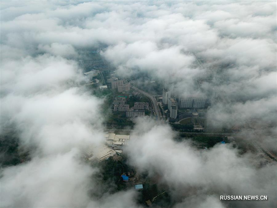 Окутанный туманом район Гуаньшаньху города Гуйян 