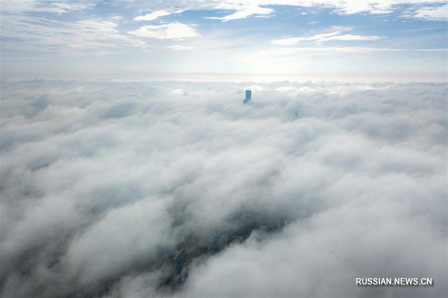 Окутанный туманом район Гуаньшаньху города Гуйян