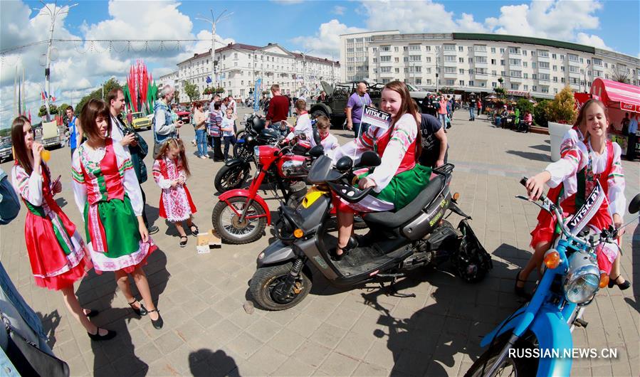 В Витебске прошла выставка ретро-автомобилей и мотоциклов