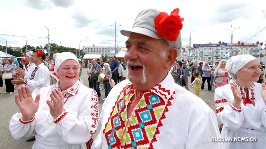 В Витебске прошел открытый турнир белорусских национальных танцев