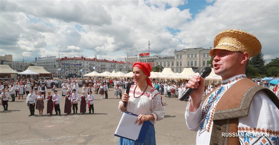 В Витебске прошел открытый турнир белорусских национальных танцев