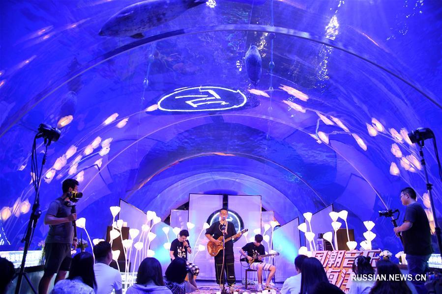 Подводный концерт в океанариуме г. Циндао