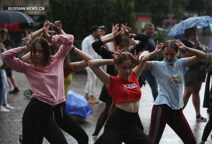 Танцы под дождем на киевских улицах