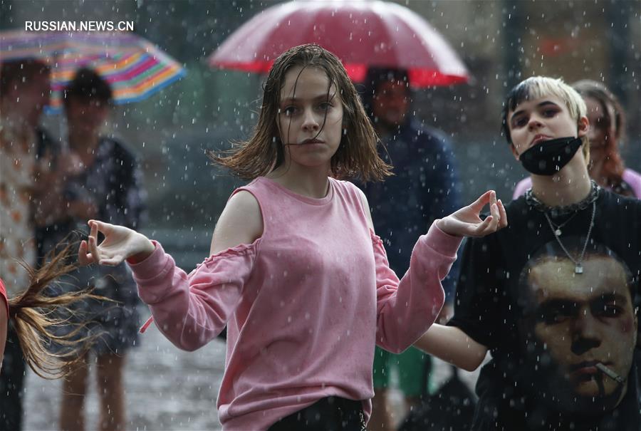 Танцы под дождем на киевских улицах