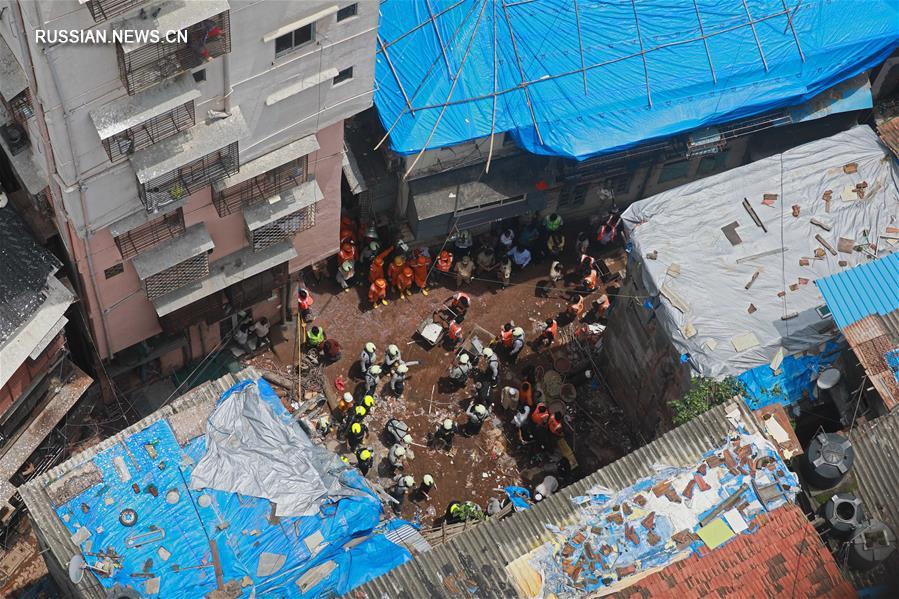 Число жертв обрушения дома в Мумбаи возросло до 14 человек