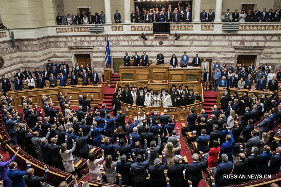 Депутаты парламента Греции принесли присягу 