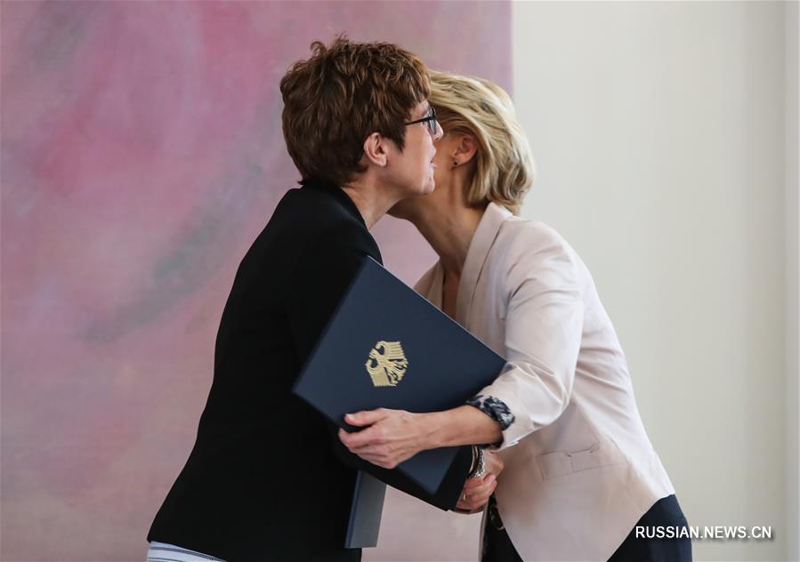 Аннегрет Крамп-Карренбауэр вступила в должность министра обороны Германии