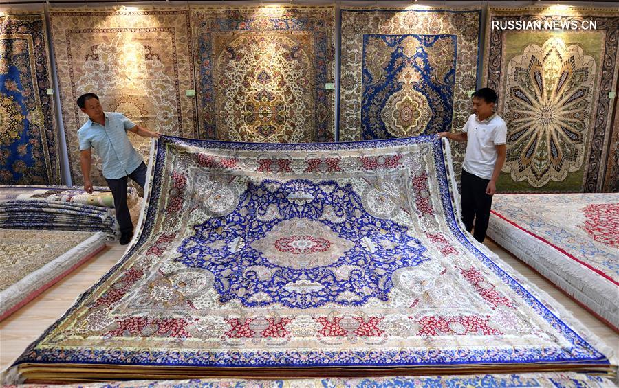 Изготовление шелковых ковров в провинции Хэнань