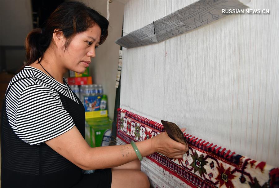 Изготовление шелковых ковров в провинции Хэнань